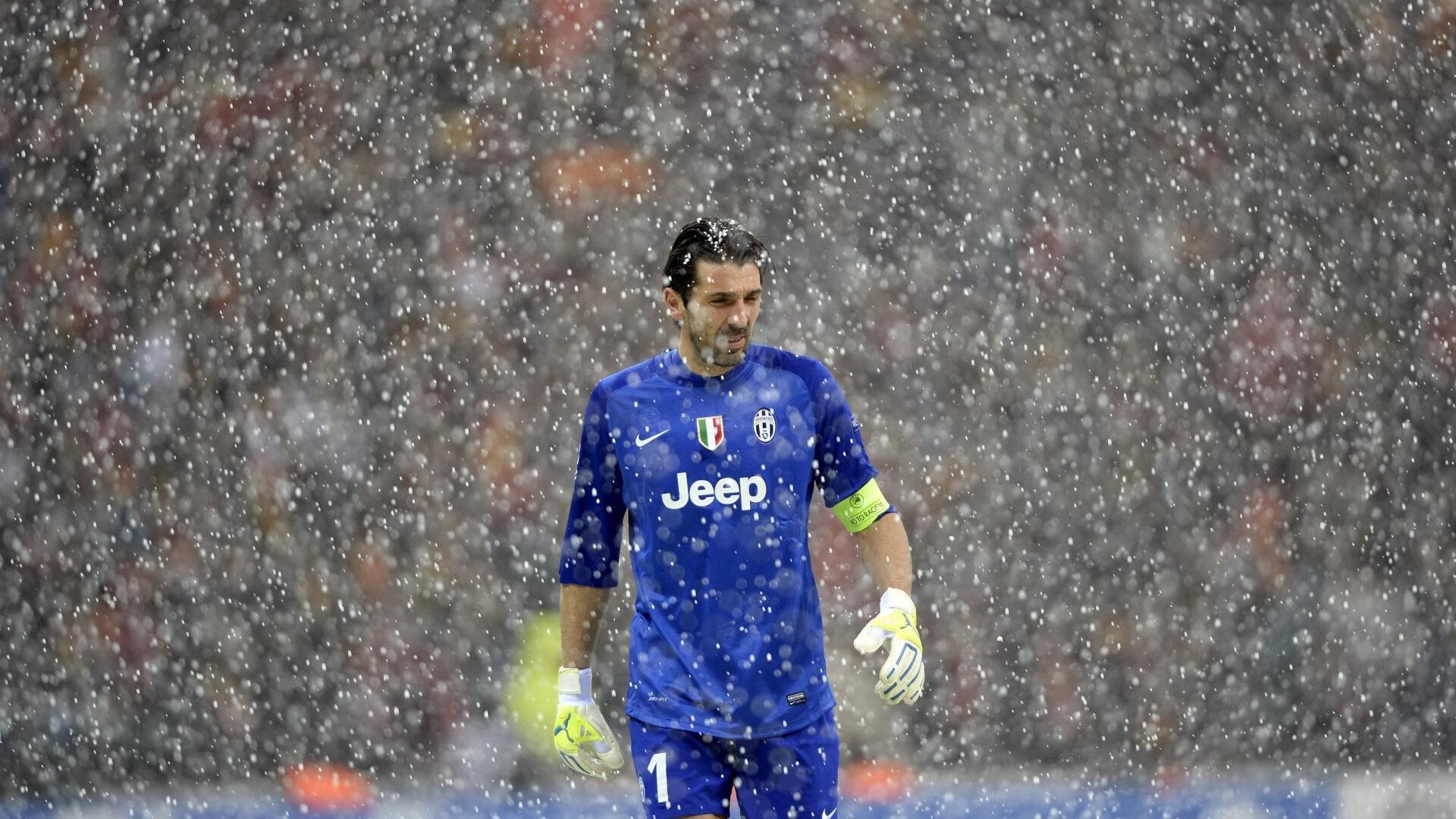 _水上摩托表演赛：速度与水花的极限角逐_，水上摩托车价格是多少