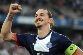 开云综合服务-_极地冰泳：感受极寒的极限运动_，极地冰层