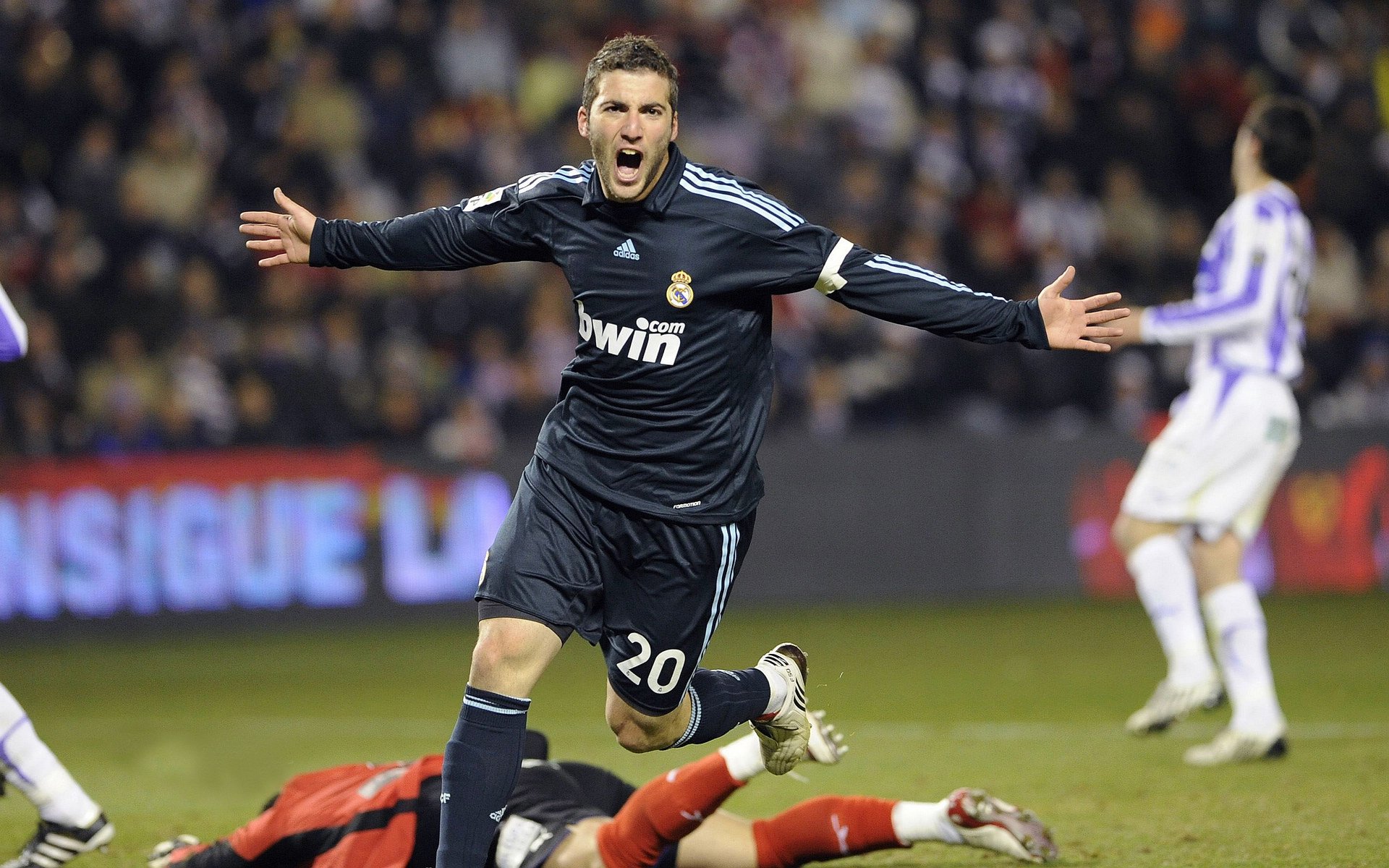 “德甲赛事精彩回放：技术与战术的完美结合”，德甲比赛集锦